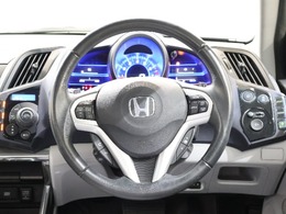 クルーズコントロールが装備されており、速度設定をするだけで一定の速度で自動走行が可能！！一定速度の走行なので燃費の向上やアクセルペダルを踏む必要が無いので長距離ドライブが快適になります！！