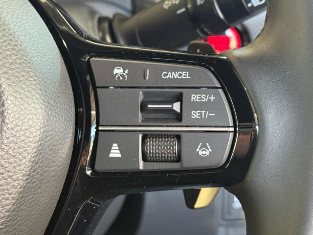 【クルーズコントロール】アクセルペダルを踏まずに一定の車速で走行できます。高速道路や加速・減速の繰り返しの少ない自動車道などで便利です。