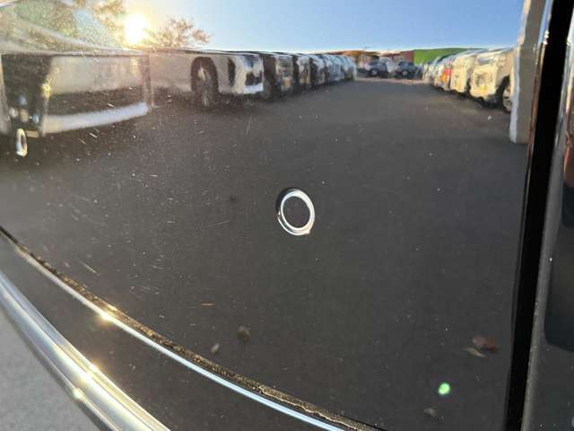 【クリアランスソナー】車体に取り付けられた複数のセンサーにより、車の前後の様子を検知し、障害物が近づくと運転席のメーター画面でのディスプレイ表示やブザーで知らせてくれ安心♪