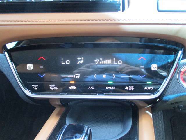 オートエアコンは、運転席と助手席で独立した温度設定が可能になります。