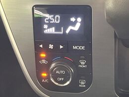 【オートエアコン】一度お好みの温度に設定すれば、車内の温度を検知し風量や温度を自動で調整。暑い…寒い…と何度もスイッチ操作をする必要はありません。快適な車内空間には必須の機能ですね♪