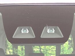 【スマートアシスト】走行中に前方の車両等を認識し、衝突しそうな時は警報とブレーキで衝突回避と被害軽減をアシスト。より安全にドライブをお楽しみいただけます。