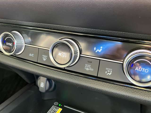 ★エアコン左右独立温度調整機能★オゾンセーフフルオートエアコン！運転席と助手席の設定温度を、簡単な操作でそれぞれ独立して調節できます★
