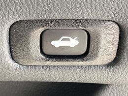 【パワーバックドア】スマートキーや運転席のボタンを押すだけでリアゲートが自動で開閉します！荷物を持っている時や、高い位置にあるバックドアを閉める際に便利な機能です♪