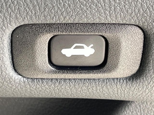 【パワーバックドア】スマートキーや運転席のボタンを押すだけでリアゲートが自動で開閉します！荷物を持っている時や、高い位置にあるバックドアを閉める際に便利な機能です♪