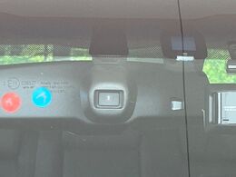 【プリクラッシュセーフティ】前方の車両等を検知し、衝突しそうな時は警報で注意を促し、ブレーキを踏む力をサポート。ブレーキを踏めなかった場合は衝突被害軽減ブレーキが作動、衝突回避をサポートします。