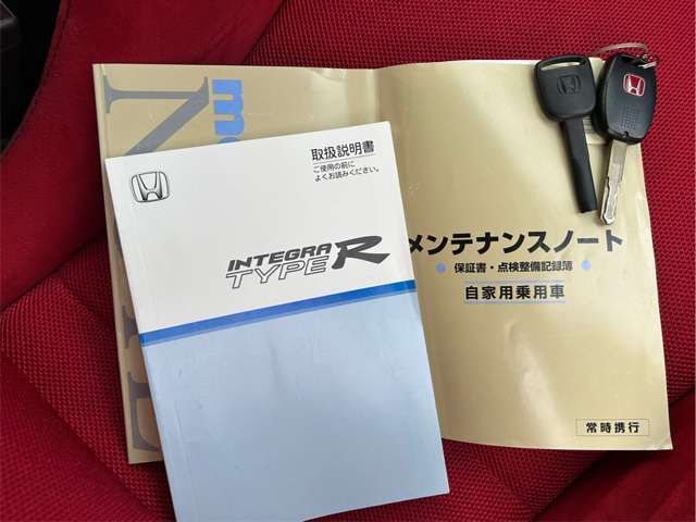 新車時保証書・取扱説明書・メンテナンスノート・純正キーレスキー・スペアキー・キータグが付属致します。