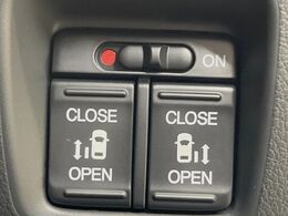 【両側パワースライドドア】スマートキーや運転席のスイッチで後席両側スライドドアの開閉が可能♪電動だから力を入れてドアを開ける必要が無く、小さなお子様でも簡単に開け閉めでき快適です♪