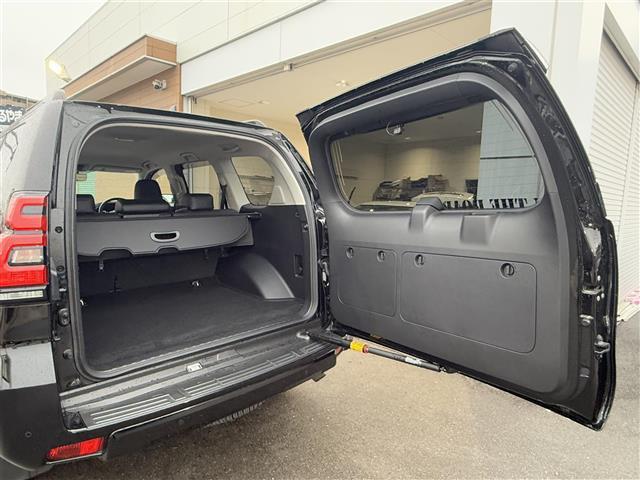 【トランク】積み込みやすくて、たっぷり積める荷室です。シートアレンジできるものは、乗車人数と荷物の量や大きさによってシートを動かすことができるので、より快適なドライブが可能です！