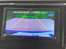 【バックカメラ】駐車時に後方がリアルタイム映像で確認できます。大型商業施設や立体駐車場での駐車時や、夜間のバック時に大活躍！運転スキルに関わらず、今や必須となった装備のひとつです！