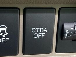 【シティブレーキアクティブシステム】低速走行中に前方の車両等を認識し、衝突しそうな時は警報とブレーキで衝突回避と被害軽減をアシスト。より安全にドライブをお楽しみいただけます。