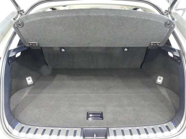 広く開口部の大きいトランクルームは、荷物の出し入れも楽です。トノカバーがあるのでプライバシーも守られますね。