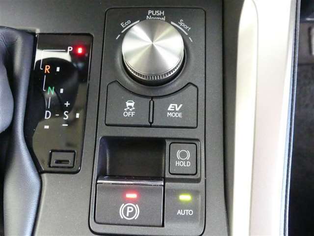 電動パーキングブレーキを搭載。スイッチ操作でパーキングブレーキを作動・解除することができるので操作の力が不要です。