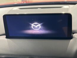 【10.25インチマツダコネクト】車内の雰囲気にマッチした大型ディスプレイ。スマホ接続でのナビ使用やBluetooth再生等、様々な機能が楽しめます。直感的なダイヤル操作が可能で、使い勝手も良好です。