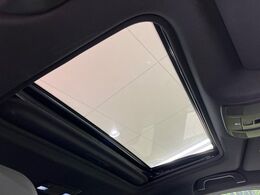 【サンルーフ】開放感たっぷりの希少装備、サンルーフが装着されています！車内に明かりを取り入れたり景色を楽しむ以外にも、車内の空気も簡単に換気できて快適です！