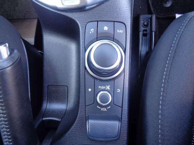 運転時にドライバーが視線を変えずにマツダコネクトを操作できるようコマンダーが設置されています。
