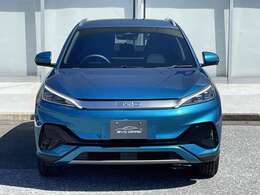 スタイリッシュにして精悍なフロントビュー。波打つようなダイナミックな曲面で構成される引き締まったウエストラインは躍動感を際立たせリアへと流れていきます。