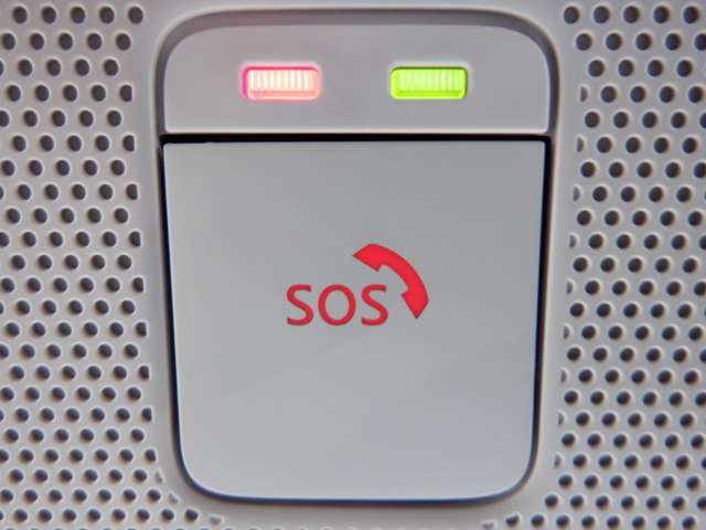 【SOSコール】急病時や危険を感じた時には、SOSコールスイッチを押してください。万が一の事故発生時には、エアバッグ展開と連動し自動通報されます。