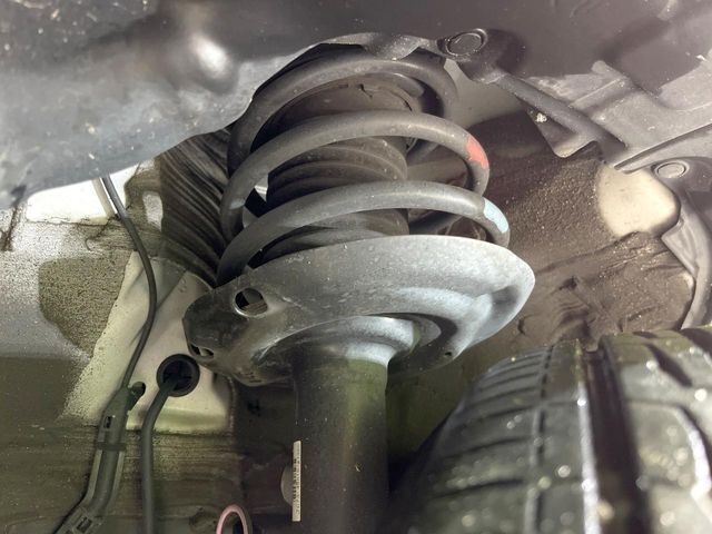 お車を安心してお乗りいただく為には、足回りの定期点検が欠かせません。サービスサポート（有償保証）では無料点検もご提供しており、安心のカーライフをお過ごしいただけるサポート体制が整っています。