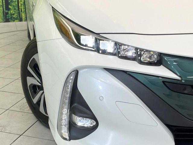 【LEDヘッドライト】悪天候や夜間走行時も良好な視界を確保し安心して運転できる高輝度LEDヘッドライトを装備！点灯速度が早く、消費電力も抑えられています。