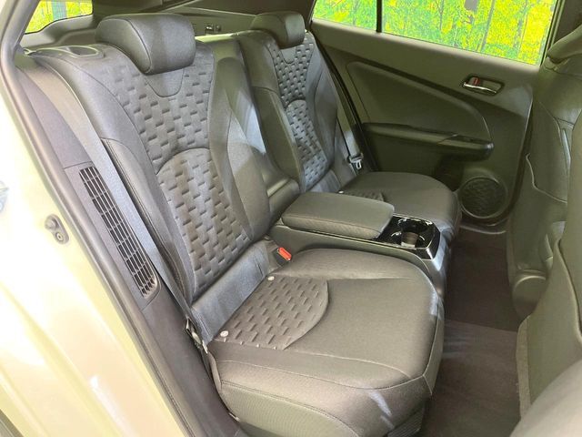 後部座席も気になるようなキズ・汚れやへたり等、大きなダメージはなく、良好な状態です。