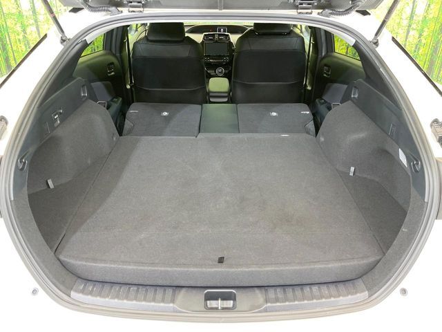 ラゲッジルームは、大容量のスペースを確保。普段のお買い物からレジャーまで、幅広く活躍してくれます！また、リアシートを倒すことでバリエーション豊かにお使いいただけます。