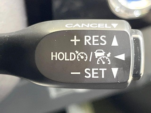 【レーダークルーズコントロール】高速道路での長距離走行が楽に！！自動で速度を保つクルーズコントロールが、衝突軽減システムと連携し、前方の車両を感知して車間を保つように速度調節してくれます！！