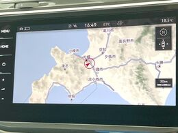 ●純正ナビ:一体感のあるナビは、高級感ある車内を演出してくれます。オーディオ機能も充実しておりますので、運転もより楽しめます♪