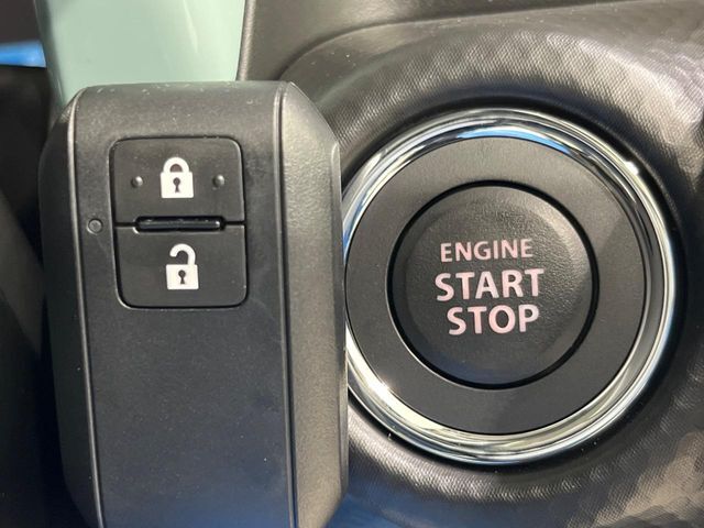 【キーレススタートシステム】カバンやポケットに入れたままでもドアの施錠・解錠が可能なスマートキーを装備。エンジンのオン・オフ時もカギを取り出す必要が無いからとっても便利です♪
