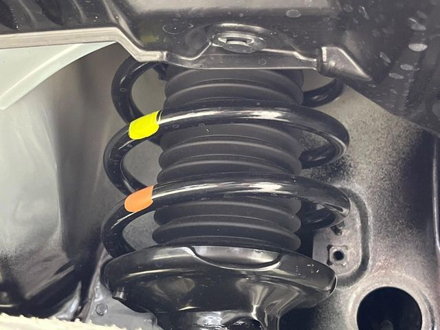 お車を安心してお乗りいただく為には、足回りの定期点検が欠かせません。サービスサポート（有償保証）では無料点検もご提供しており、安心のカーライフをお過ごしいただけるサポート体制が整っています。