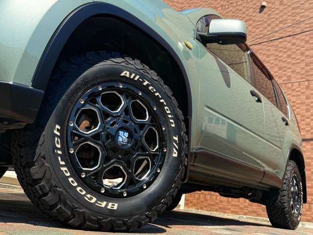 足元はMLJ　XTREME-J　XJ06　グロスブラックミルドにBF　Goodrich　All-Terrain　T/A　KO2ホワイトレタータイヤを装着！　リフトアップスタイルでバッチリキマってます！