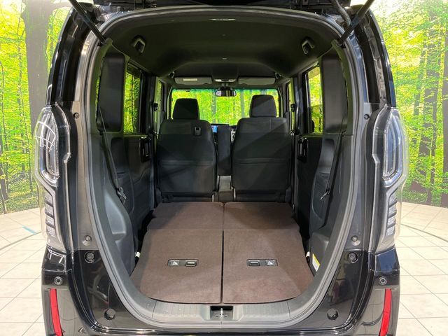 後席を格納すると、これだけの広さが！シーンに合わせたシートアレンジで、大きな荷物も積むことが出来ます♪