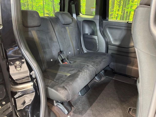 後部座席も気になるようなキズ・汚れやへたり等、大きなダメージはなく、良好な状態です。