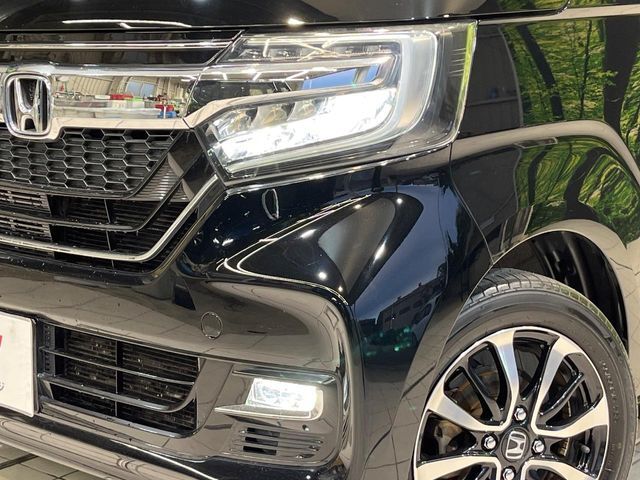 【LEDヘッドライト】悪天候や夜間走行時も良好な視界を確保し安心して運転できる高輝度LEDヘッドライトを装備！点灯速度が早く、消費電力も抑えられています。