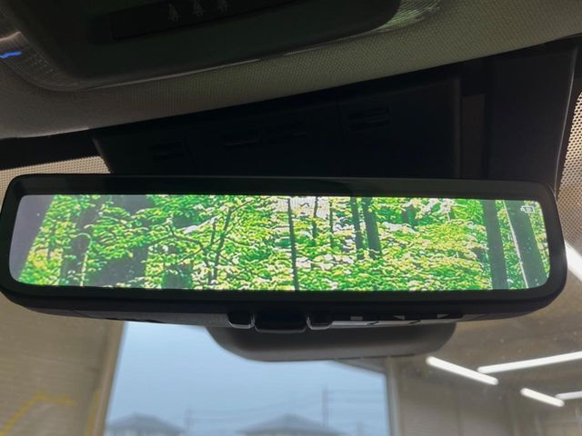 【デジタルインナーミラー】後席の大きな荷物や同乗者で後方が確認しづらい時でも安心！カメラが撮影した車両後方の映像をルームミラー内に表示。クリアな視界で状況の確認が可能です！