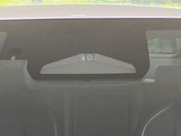 【トヨタセーフティセンス】走行中に前方の車両等を認識し、衝突しそうな時は警報とブレーキで衝突回避と被害軽減をアシスト。より安全にドライブをお楽しみいただけます。