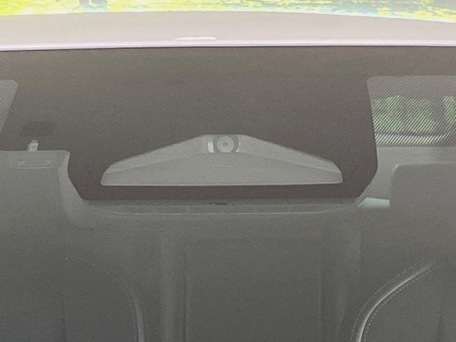 【トヨタセーフティセンス】走行中に前方の車両等を認識し、衝突しそうな時は警報とブレーキで衝突回避と被害軽減をアシスト。より安全にドライブをお楽しみいただけます。