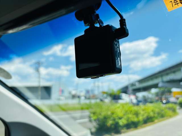 ドライブレコーダーも搭載しております！大切な人を乗せることもあるクルマだからこそ、万が一の備えとしてあってほしい装備ですよね！