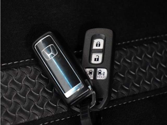 【スマートキー】かばんやポケットに携帯するだけで、ドアの開け閉め・エンジンの始動が可能です。荷物が多くて手がふさがっている時などとても便利です。