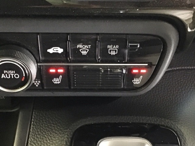 運転席/助手席シートヒーターで寒い日もすぐに温かくなり快適に過ごせます。2段階の温度調整が可能です