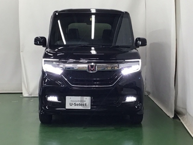 LEDヘッドライトを装備しています。LEDヘッドライトはとても明るく、雨の日や夜間走行も安全・安心です。オートライトコントロール付きで周囲の明るさに応じて自動で点灯・消灯します