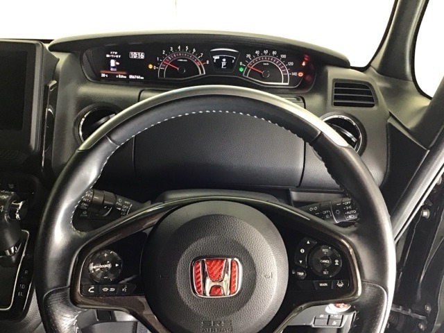 ステアリング右手側に安全運転支援機能のホンダセンシングをコントロールするスイッチ、左手側にオーディオ関連のコントロールスイッチを配置、視線を逸らすことなく運転に集中できます