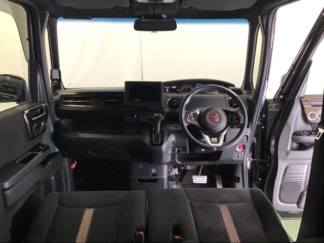 パーキングブレーキはフット式なので運転席と助手席の間はすっきり、移動も楽々です。さっと手が届く位置にATセレクトレバーやエアコンスイッチなどがあり操作性に優れています