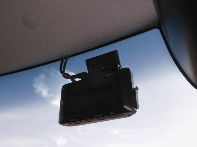 ◆ドライブレコーダー◆映像・音声などを記録する自動車用の装置です。　もしもの事故の際の記録はもちろん、旅行の際の思い出としてドライブの映像を楽しむことができます。