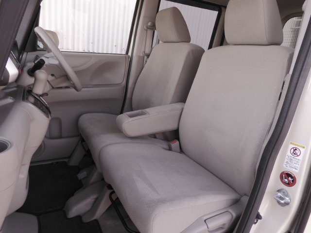 運転席と助手席は足元が繋がっているので自由に行き来しやすいので駐車場が狭いときでも助手席側からスムーズに乗り降りできて便利！