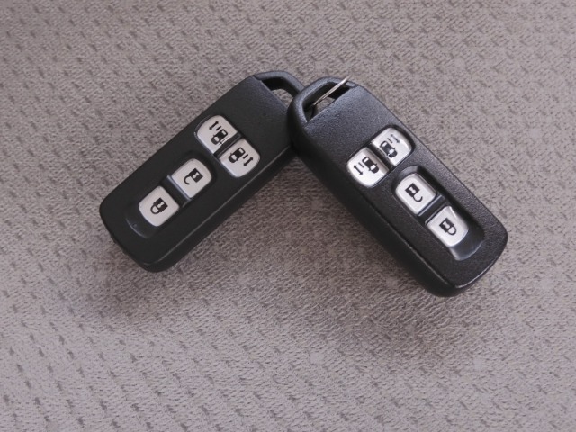 ◆スマートキー◆カギをバッグやポケットに入れたままでもドアロックの開閉ができる『スマートキー』付き！雨天や暗くなってもカギを取り出す必要がなくドアの開錠＆エンジンも始動できます