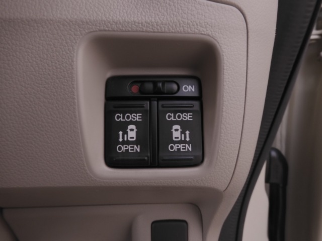 ◆両側電動スライドドア◆狭い駐車場でも乗り降りが楽々♪お子様が隣の車にドアを当ててしまう心配もございません！小さなお子様連れの方もこれで安心。