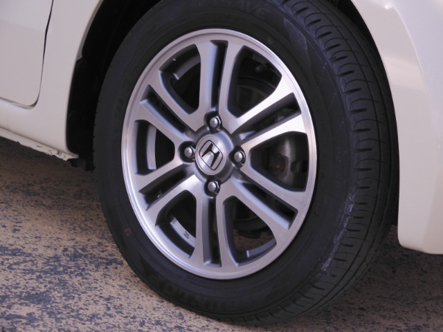 ◆アルミホイール装着車です！これで足元まわりもおしゃれにきまります！