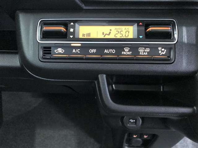 オートエアコンです。車内を設定温度に保ち、快適空間をキープします。