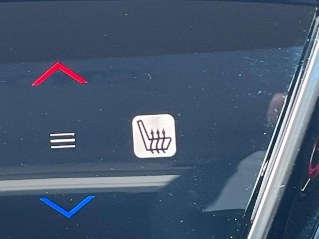 【シートヒーター】寒い日に重宝するシートヒーター！エアコンより早く温まってくれるので寒がりの人も安心ですね♪エアコンの温風は乾燥するから苦手、という方にもをおすすめです。
